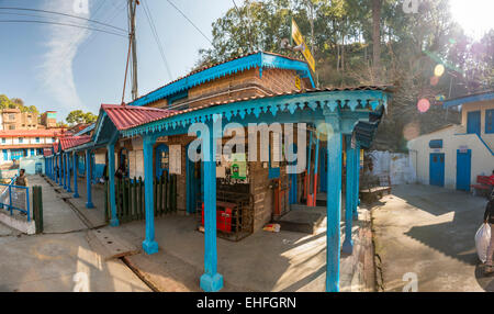 La station de Dharampur sur le chemin de fer à voie étroite de Kalka-Shimla, Inde Banque D'Images