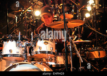 L'homme à jouer de la batterie lors de la performance du Ty2Hero Hero concert au Shepherds Bush Empire de Londres. Banque D'Images