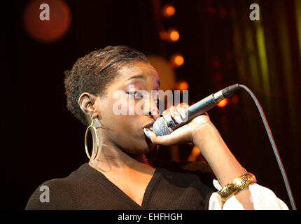 Estelle sur scène à Hero2Hero concert au Shepherds Bush Empire de Londres. Banque D'Images