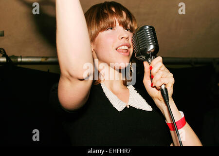 Girl singer lors de minuit Mike performance à la corbeille à la fin de Londres. Banque D'Images