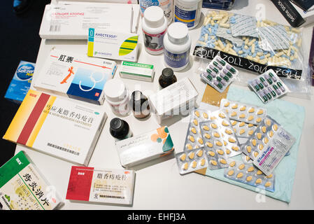Hambourg, Allemagne. 13Th Mar, 2015. Médicaments contrefaits confisqués et en partie sur une table lors d'une conférence de presse avec le Nord Office fédéral des finances à Hambourg, Allemagne, 13 mars 2015. Le bureau de douane de l'Allemagne du Nord des produits de contrefaçon saisis beaucoup plus qu'en 2013. Photo : DANIEL BOCKWOLDT/dpa/Alamy Live News Banque D'Images