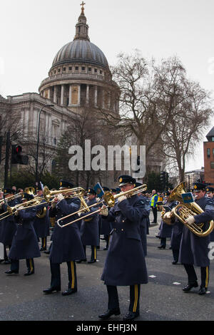 Londres, Royaume-Uni. 13 mars, 2015. Un service assisté par les membres de la famille royale et les politiciens au St Paul's est suivie d'une parade dans la ville alors que les troupes et leurs familles l'occasion de la fin de l'implication de la Grande-Bretagne dans la guerre en Afghanistan. Crédit : Paul Davey/Alamy Live News Banque D'Images