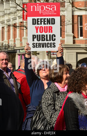 Londonderry, en Irlande du Nord, Royaume-Uni. 13 mars, 2015. Assister à des syndicalistes de protestation à Londonderry. Les services publics dans l'Irlande du Nord sont perturbées par une grève par certains syndicats du secteur public. La grève de 24 heures est touchant l'éducation, les transports publics et de l'administration. Crédit : George Sweeney/Alamy Live News Banque D'Images