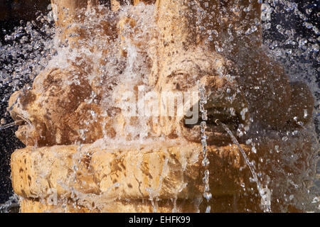 La fontaine de la Piazza Bellini, l'accueil de la célèbre théâtre de Catane, Sicile, Italie. Banque D'Images