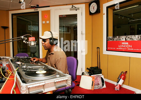 Norman Jay la présentation de son émission de radio 45 géant sur BBC Radio Londres. Banque D'Images