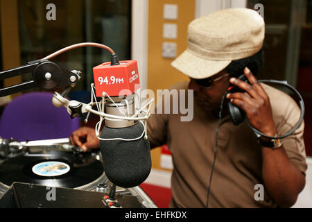 Norman Jay la présentation de son émission de radio 45 géant sur BBC Radio Londres. Banque D'Images