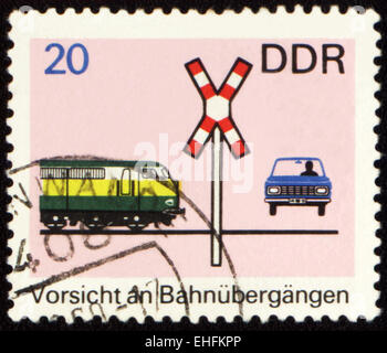 Rda - circa 1960 : timbre imprimé en RDA montre voiture sur un passage à niveau Banque D'Images