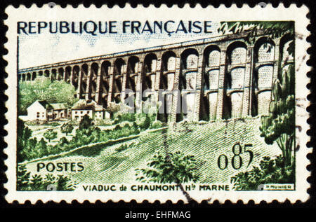 FRANCE - VERS 1960 : un timbre imprimé en France montre Viaduc de Chaumont Banque D'Images
