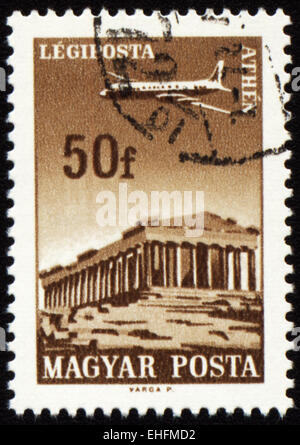 Hongrie - VERS 1966 : un timbre imprimé en Hongrie montre avion en vol sur l'Athènes Banque D'Images