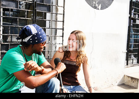 Sarah Bentley interviewant Delly Ranx au Kilimandjaro Studios à Kingston en Jamaïque. Banque D'Images