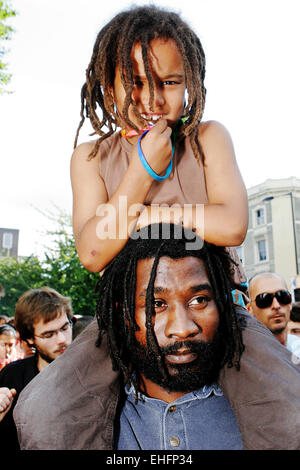 Père et fils bénéficiant le carnaval de Notting Hill à Londres. Banque D'Images