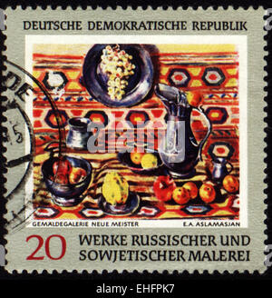 Rda - circa 1960 : timbre imprimé en RDA) montre la photo d'un artiste soviétique Aslamasyan Banque D'Images
