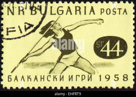 Bulgarie - circa 1958 : un post de timbres en Bulgarie montre javelot Banque D'Images