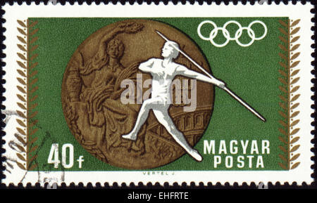 Hongrie - circa 1968 : un post de timbres en Hongrie montre throwin javelin et médaille Olympique Banque D'Images