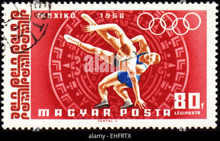 Hongrie - circa 1968 : un post de timbres en Hongrie montre wrestling Banque D'Images