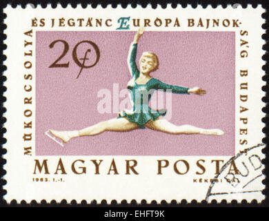 Hongrie - circa 1963 : un post de timbres en Hongrie montre la figure skating Banque D'Images