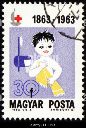 Un timbre imprimé en Hongrie montre laver bébé Banque D'Images