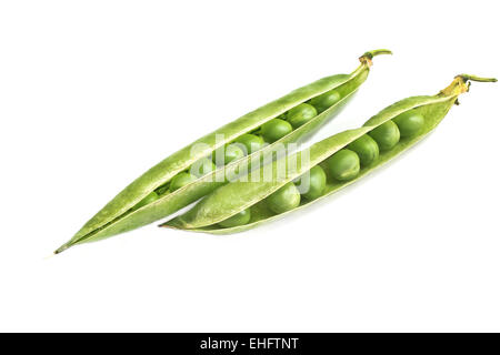 Pois verts frais isolé sur fond blanc Banque D'Images