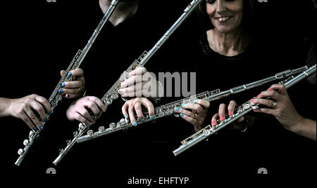 Flute Quartet, Close up sur les mains à fond noir. Mains sur ma flûte, de nombreux flûtistes. Flûte Jazz Quartet. Flûte traversière classique quartet Banque D'Images