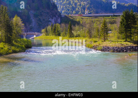 Isar et le barrage de l'eau pour la centrale électrique en Bavière, Allemagne, à montagnes des Alpes Banque D'Images