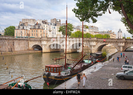 Paris, France - 07 août 2014 : près de Pont Neuf. Le plus vieux pont sur la Seine à Paris, France Banque D'Images