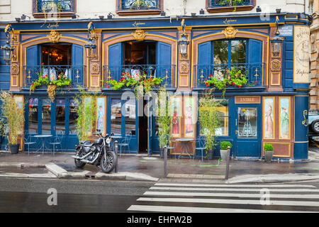 Paris, France - 07 août 2014 : moto noire est garée près de barre bleue sur la façade du quai des Grands Augustins Banque D'Images