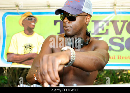 Trevor Nelson's Back II Life beach party Antigua. Banque D'Images