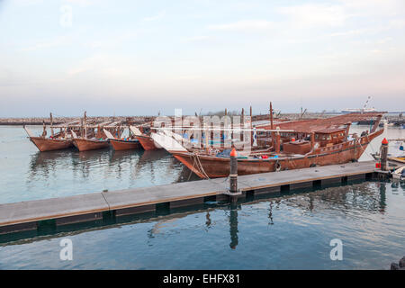 Bateaux de pêche boutre dans le port de Koweït, Moyen Orient Banque D'Images