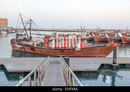 Bateaux de pêche boutre dans le port de Koweït, Moyen Orient Banque D'Images