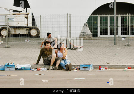 Assis sur le trottoir à l'extérieur par Sonar de Barcelone de Nuit. Banque D'Images
