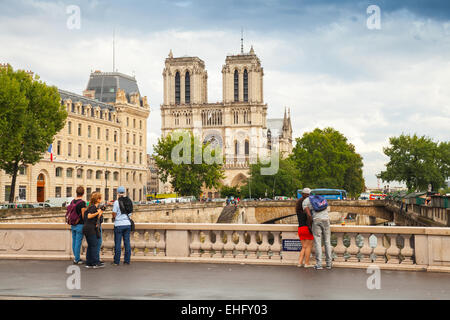 Paris, France - 07 août 2014 : vue sur la rue du Pont Saint-Michel. Pont sur Seine avec quelques personnes et Notre Dame Banque D'Images