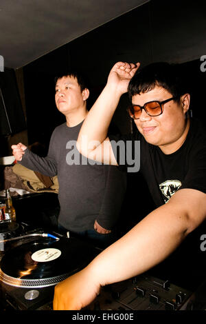 Weng Weng DJ au Club Mao Shanghai. Banque D'Images