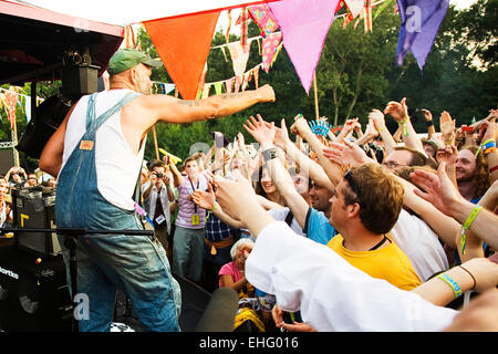 Steve le mal de mer joue sur le kiosque lorsque le soleil se couche au Bestival sur l'île de Wight. Banque D'Images