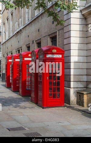 K2 rouge traditionnelle des kiosques dans une rangée près de Covent Garden, dans le centre de Londres, en Angleterre. Banque D'Images