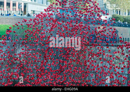 Affichage des coquelicots rouges en céramique à la Tour de Londres marquant le centenaire de l'éclosion WW1 - USAGE ÉDITORIAL OINLY Banque D'Images