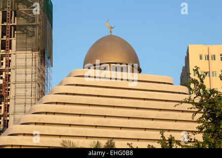 Pyramide mosquée dans la ville de Koweït, Moyen-Orient Banque D'Images