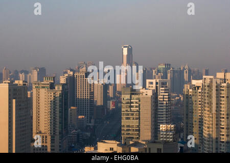 Vue sur le quartier de Pudong de Shanghai en Chine. Banque D'Images