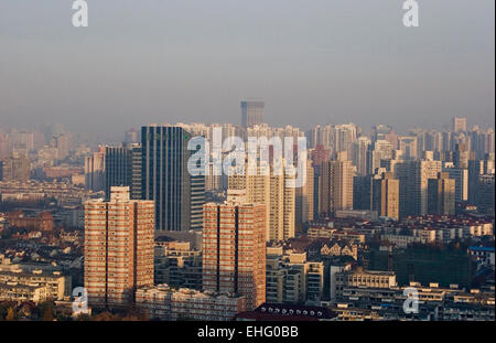 Vue sur le quartier de Pudong de Shanghai en Chine. Banque D'Images