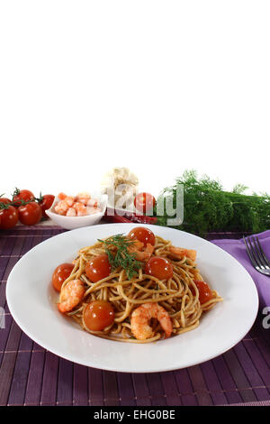 Spaghetti aux crevettes et tomates Banque D'Images