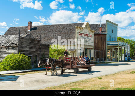 Randonnée en chariot tiré par des chevaux à Fort Steele Heritage Town dans la région de East Kootenay, Colombie-Britannique, Canada Banque D'Images