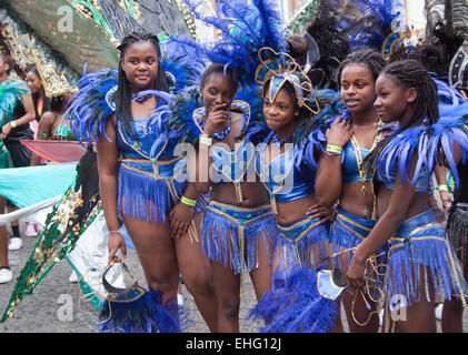 Cinq jeunes Afro Caraïbes femme en bleu deux pièces de costumes pour le carnaval de Hackney. Banque D'Images