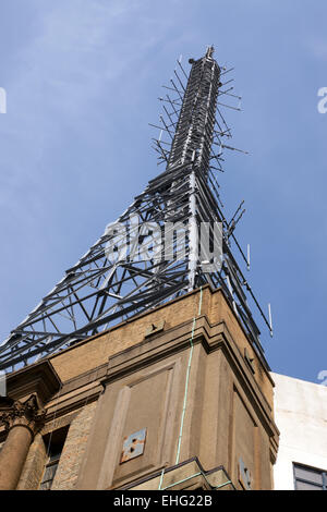 Vue sur le mât de télévision BBC, au-dessus de l'aile de l'Alexandra Palace. Banque D'Images