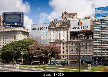 L'ARGENTINE, Buenos Aires, Avenida 9 de Julio, l'architecture excentrique, maison construite sur le haut de bloc d'appartement Banque D'Images