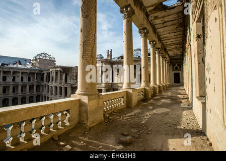 Couloir ruiné de Darul Aman Palace lors de factions moudjahidin s'affrontent pour le contrôle de Kaboul au début des années 1990 et la construction de nouvelles parlement sur l'arrière-plan, Kaboul, Afghanistan Banque D'Images