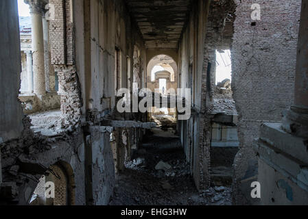 Couloir ruiné de Darul Aman Palace lors de factions moudjahidin s'affrontent pour le contrôle de Kaboul au début des années 1990, Kaboul, Afghanistan Banque D'Images