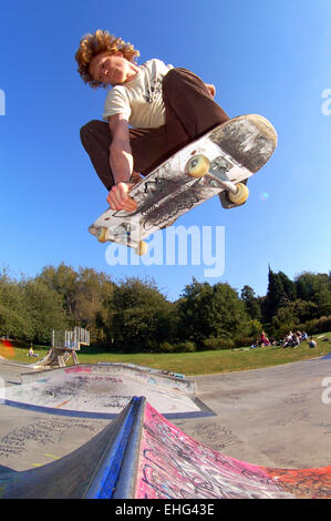 La planche à roulettes à Kings Norton Skatepark à Birmingham 2007. Banque D'Images