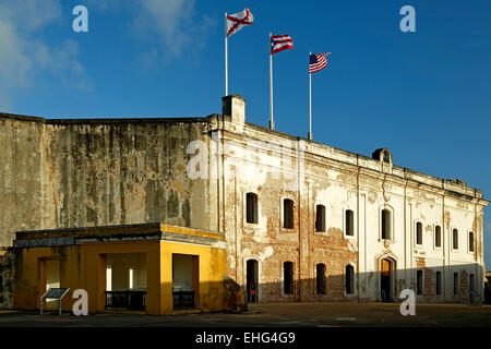 Chapelle de Santa Barbara (à gauche) et les casernes, château de San Cristobal, Site Historique National de San Juan, San Juan, Puerto Rico Banque D'Images