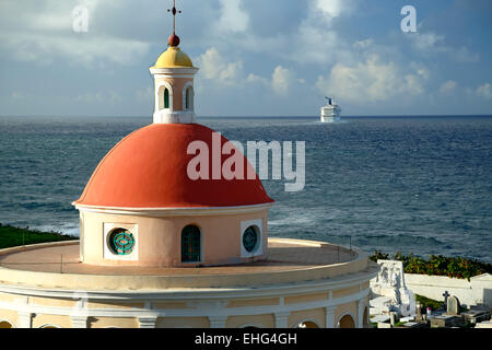 Chapelle, cimetière de San Juan (Santa Maria de Pazzis) et bateau de croisière dans la distance, Old San Juan, Puerto Rico Banque D'Images