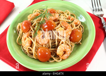 Spaghetti aux crevettes fraîchement préparé Banque D'Images