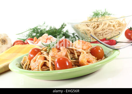 Spaghetti aux crevettes fraîchement préparé Banque D'Images